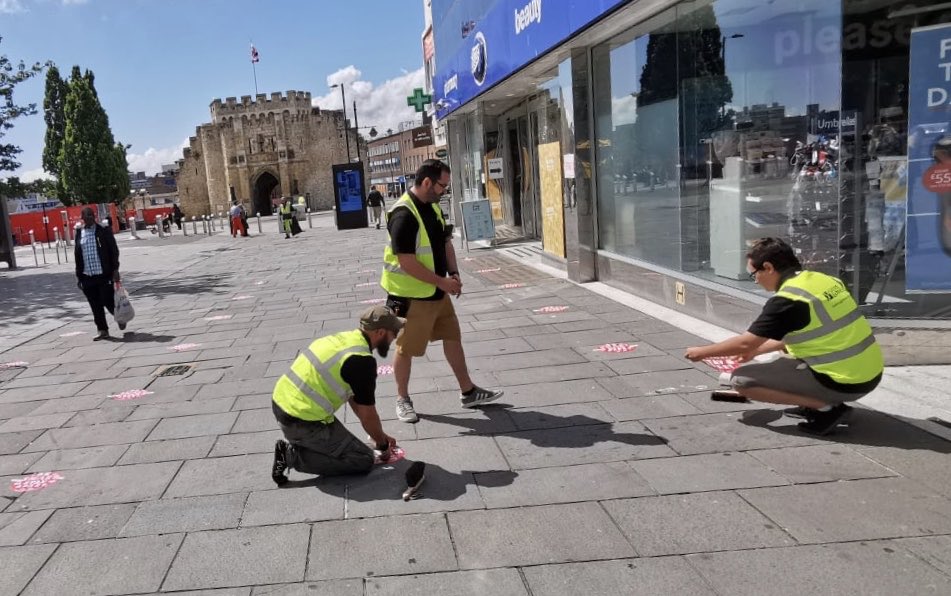 _KateMartin__'s tweet photo. Our @SouthamptonCC and @Go_Southampton teams are out this weekend, installing new signage, socially distanced walking routes, pedestrianised streets &amp; new queue management areas, ready for the City reopening on Monday. #SotonPlace #Southampton  #open4business #PlaceRecovery https://t.co/KenTjGKnmG
