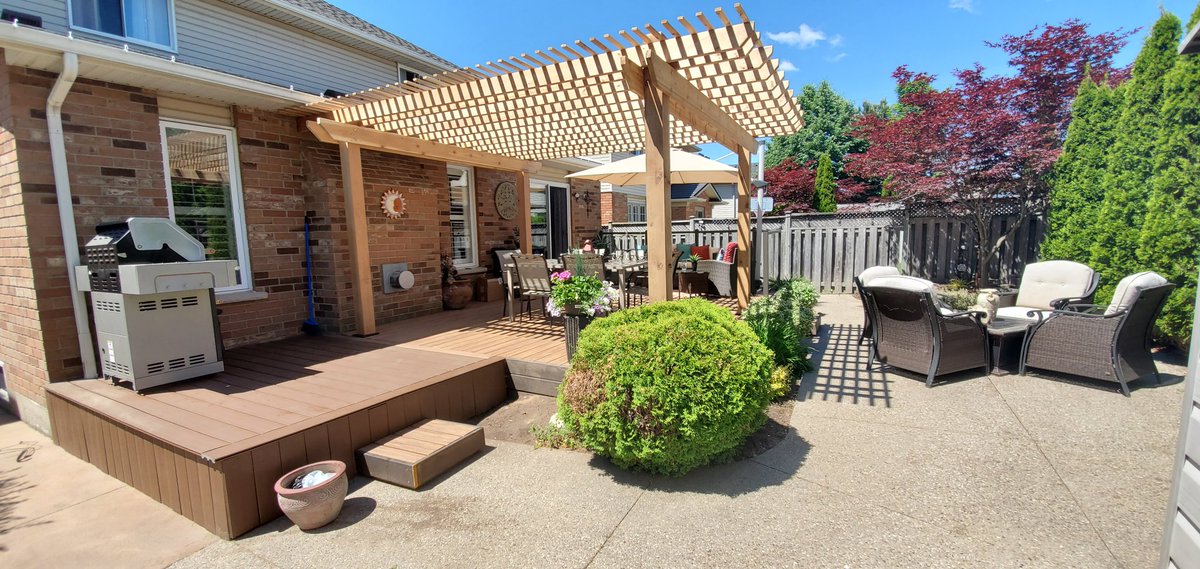 symonnemadalena's tweet photo. When your mom spends all of quarantine watching @hgtvcanada and completely makes over the backyard ๐คทโโ๏ธ#backyardbuilds https://t.co/h0j0DZSzAq