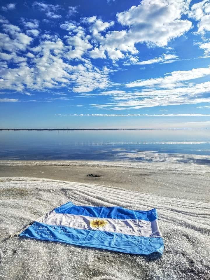 ComplejoLevalle's tweet photo. Hermosa ella y el contexto... 
Feliz dia a nuestra bandera!

#DiaDeLaBandera #termasdecarhue #epecuen  #VivaLaPatria https://t.co/zAqQ7luGFs