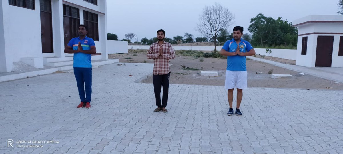 Mukeshk83040794's tweet image. योग करने के लिए सबसे महत्त्वपूर्ण उपकरण जो आपको चाहिए होंगे वो हैं आपका शरीर और आपका मन। #HarGharYoga #YogaAtHome