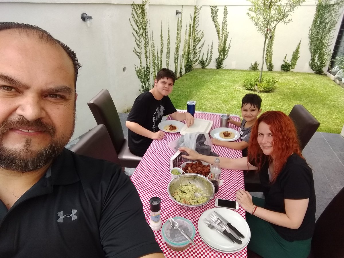 jmsahagunc's tweet photo. Tarde deliciosa en familia, preparando #DiaDelPadre, tomando un delicioso #TwoVines #Shiraz @luzamakeup @aleidarobles @Nezahua32103768 @hiramgarza https://t.co/N4D4Jrbzaw