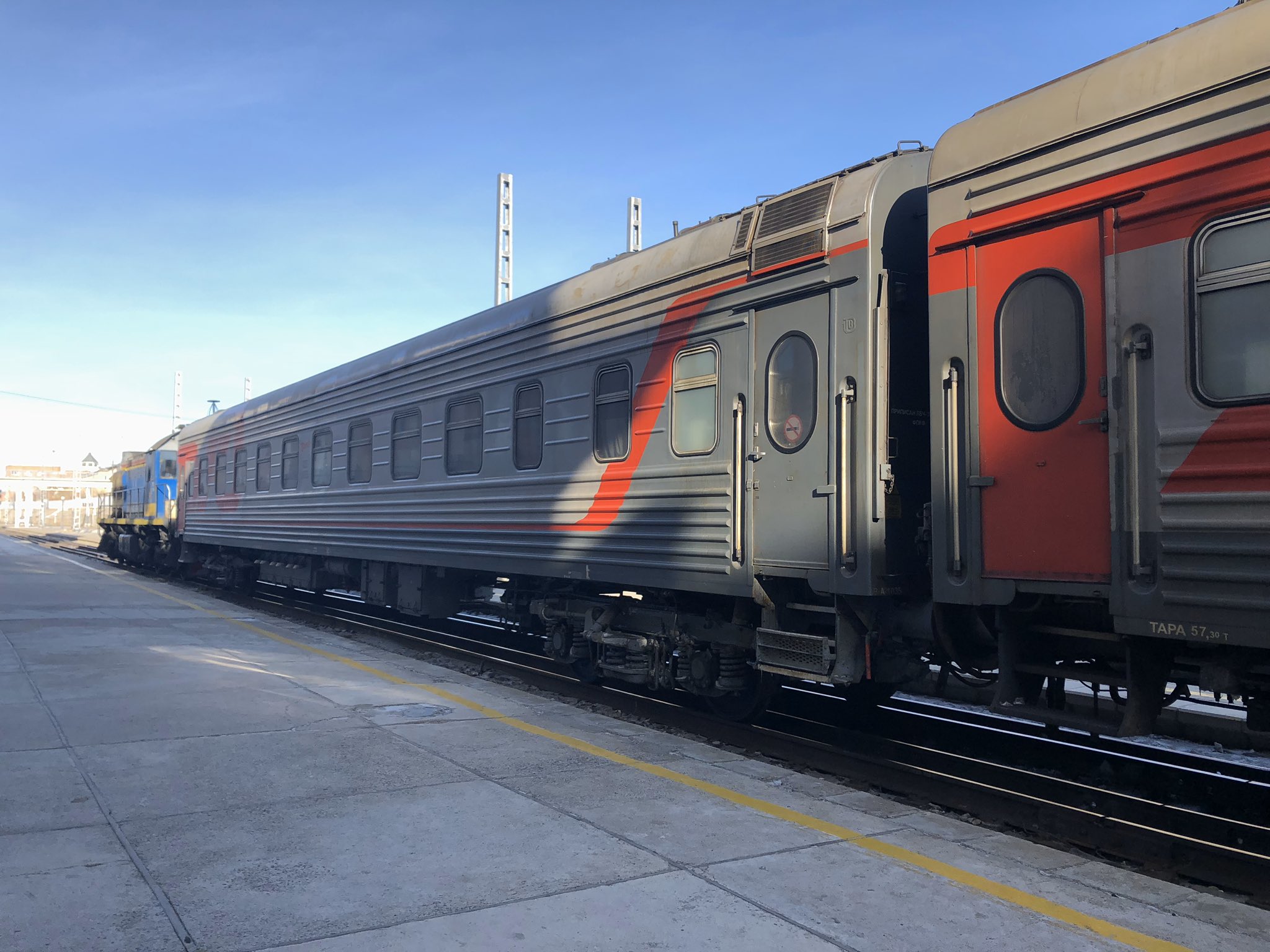 清水 潔 中国からロシアに入ったシベリア鉄道ボストーク号 国境の駅ザバイカリスクで入国で揉めるのですが さてこの線路に注目 一つの線路につきレールが4本あります この駅から線路幅が変わるからなのですが その理由に遡ると日本軍が関係してくるの