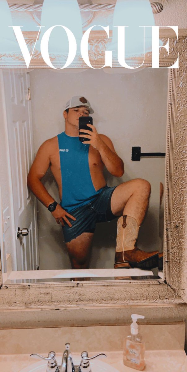 kodic44's tweet photo. Put me on the cover of Vogue Magazine 📸 https://t.co/7732kMNfBW