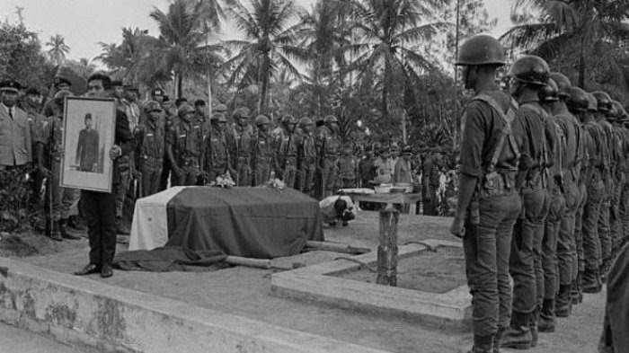 21 Juni 1970, Presiden pertama RI Soekarno meninggal dunia di Jakarta sebagai tahanan rezim Orde Baru karena dianggap terlibat G30S.

50 tahun berpulangnya Bung Karno.