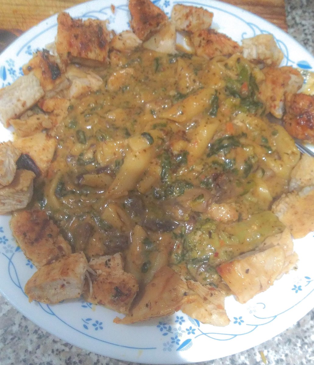 DjMikeyLords's tweet photo. My special chicken Alfredo.  I grilled chicken breast in a garlic herb and chipotle marinade. Penne pasta in my special sweet and spicy Alfredo sauce with portobello, shitaki, and Oster mushrooms, onions, garlic, spinach, broccoli, Basil, oregano, dill weed... some secret stuff https://t.co/bYk92RQbtj