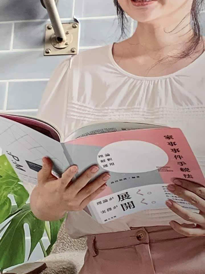 この洗濯機の広告。笑顔の愛ちゃんが手にしてる本に震える…。