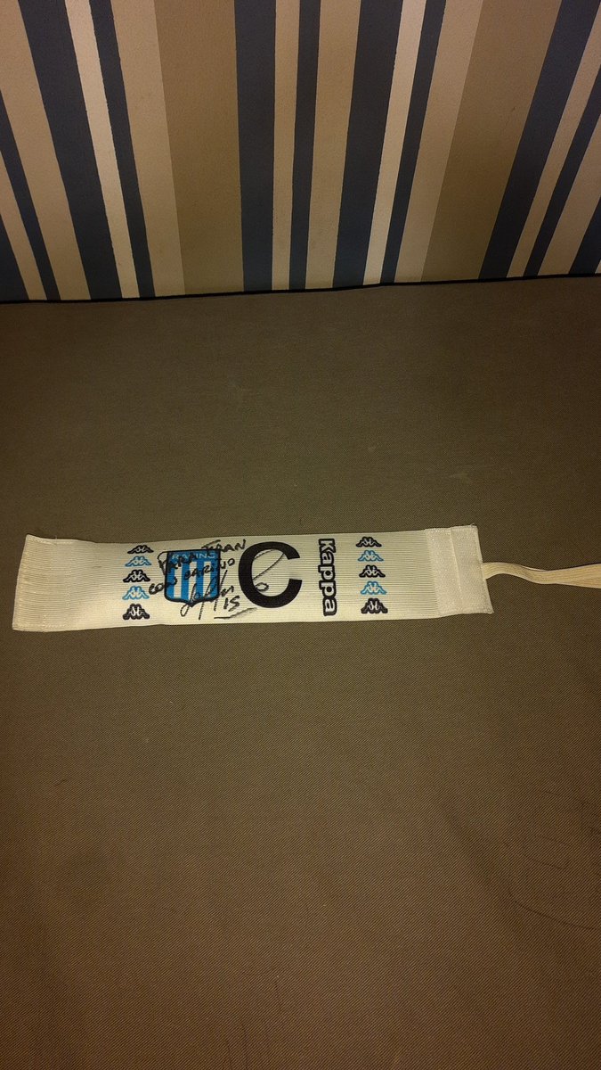 fran_barello's tweet photo. @AtaqueFutbolero Y cierro con la cinta de capitán firmada por Licha López https://t.co/OQWcaZTkiX