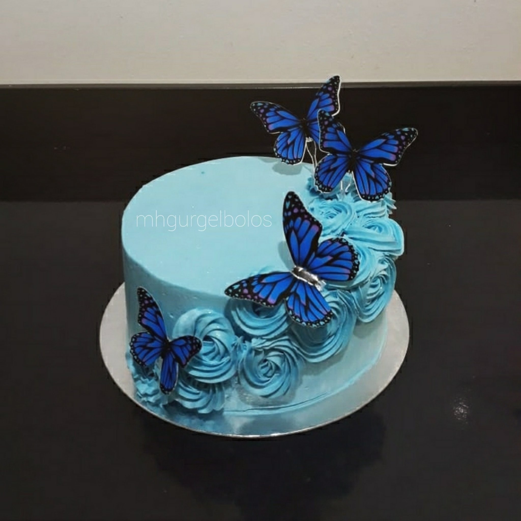 Mimaió Cakes - Bolo Tamanho: 15cm Tema: Borboleta Azul Massa: Amanteigada  Branca Recheio: Brigadeiro Cobertura: Chantininho #boloborboletaazul  #boloborboletas #borboletaazul #flores #bolochantilly #bolochantininho  #chantilymixamelia #chantilly