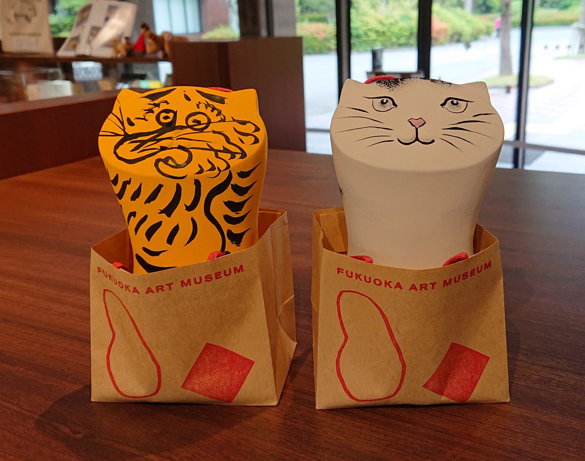 福岡市美術館ミュージアムショップ アイコンの福かぶり猫 フジタの猫 仙厓 虎図 は オンラインショップでも購入が可能です 袋を被せたり 袋の中に忍ばせたり お気に入りの方法で可愛がって下さい T Co Atndl1zbfw