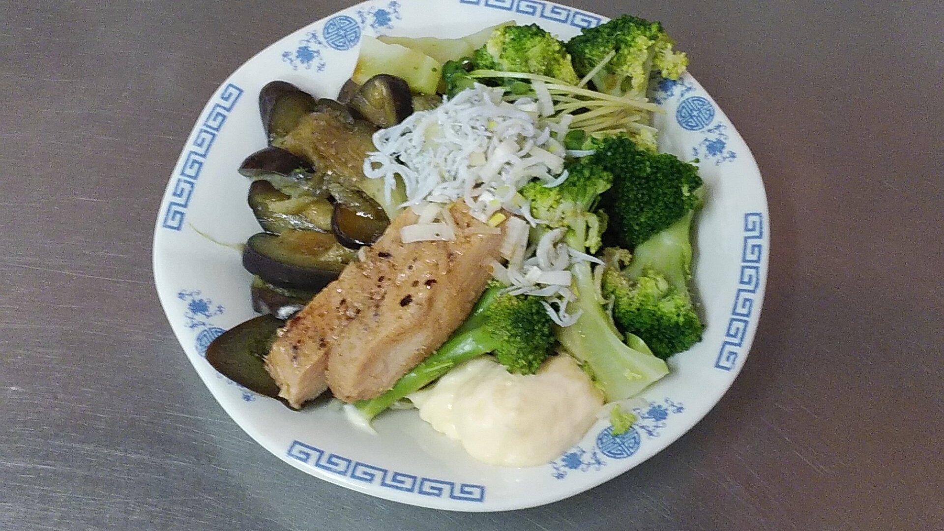 Taka 今日の朝ごはんはゆで野菜サラダ T Co 5heqjlbu00 Twitter