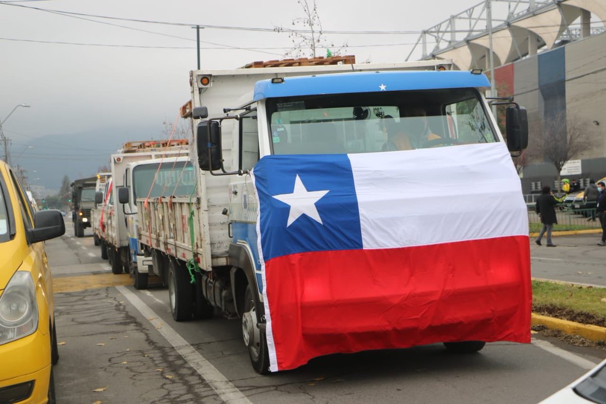 MuniLaFlorida's tweet photo. Equipos municipales haciendo entrega de cajas con mercadería a nuestros vecinos 🌺 la municipalidad está trabajando al máximo de su capacidad para llegar a todos los sectores de la comuna 💪 https://t.co/iiOTbwNOqf