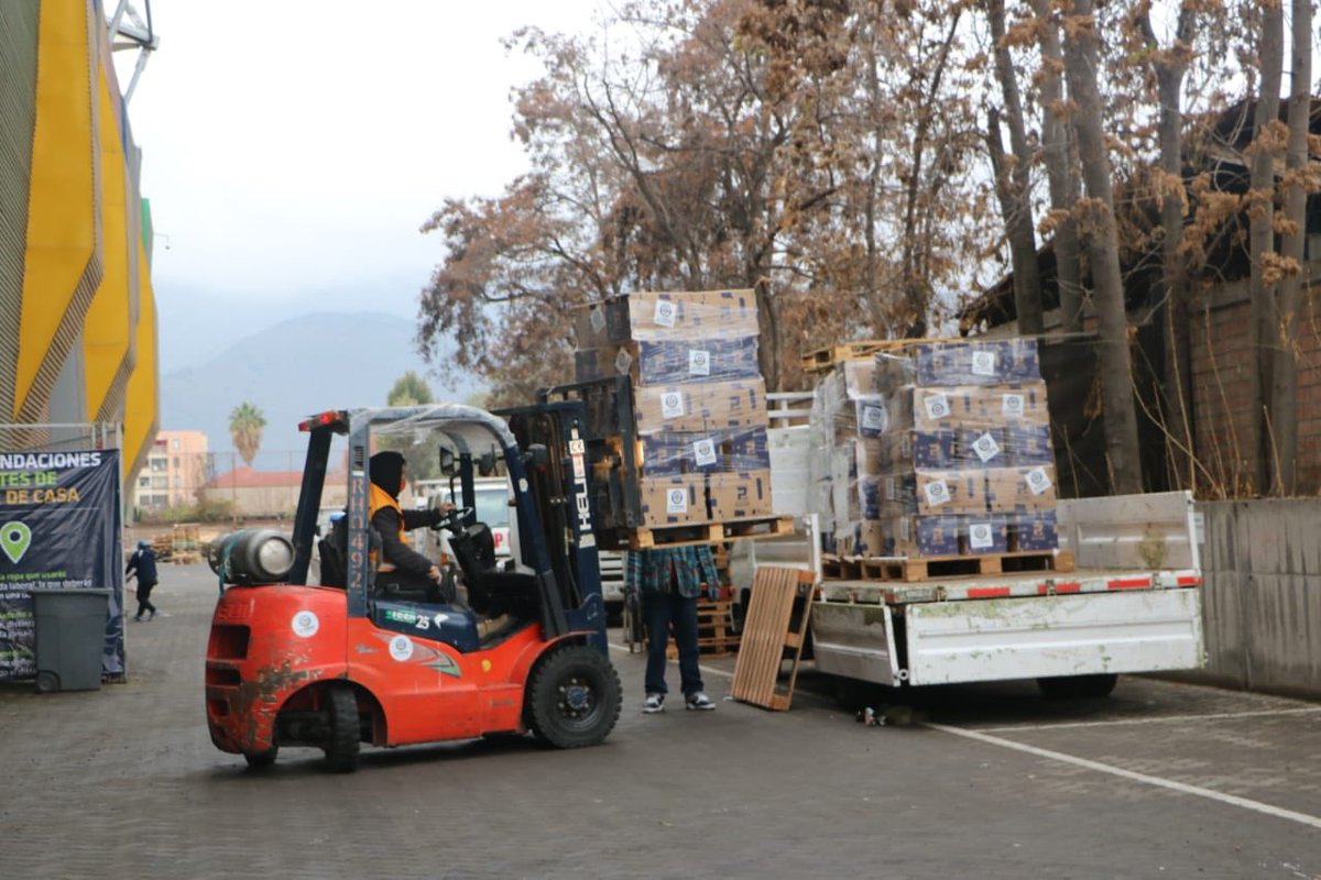 MuniLaFlorida's tweet photo. Equipos municipales haciendo entrega de cajas con mercadería a nuestros vecinos 🌺 la municipalidad está trabajando al máximo de su capacidad para llegar a todos los sectores de la comuna 💪 https://t.co/iiOTbwNOqf