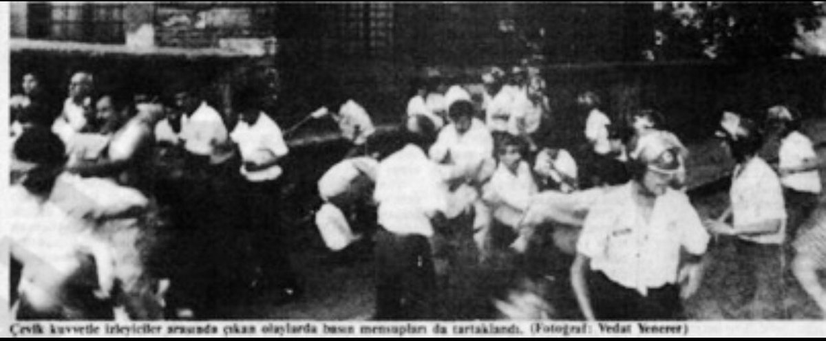 GunlukArsiv's tweet photo. 19 Haziran 1990:
Dr.İsmail Beşikçi’nin Belge Yayınları’ndan çıkan 2 kitabı nedeniyle yayıncı Ayşenur Zarakolu ile birlikte yargılandığı İstanbul DGM'deki duruşması için gelip salona alınmayan ve slogan atan yaklaşık 200 kişi polisçe dağıtıldı: 20‘nin üzerinde gözaltı.. https://t.co/trkxiS7bPi