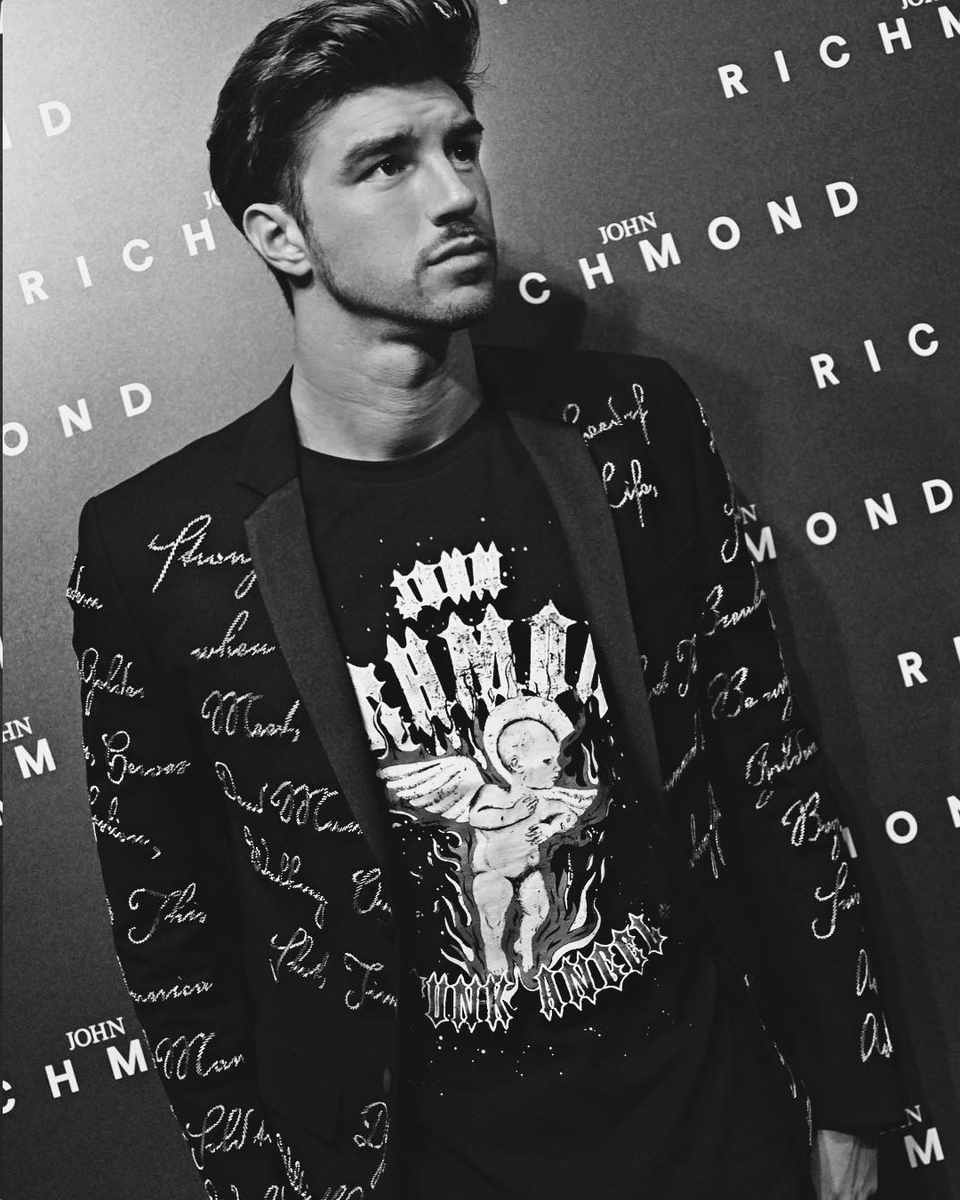 RickWeisss's tweet photo. Tarde. 🚬 #HBdayPyT #CasadeFloresMU https://t.co/OxHruohSd0