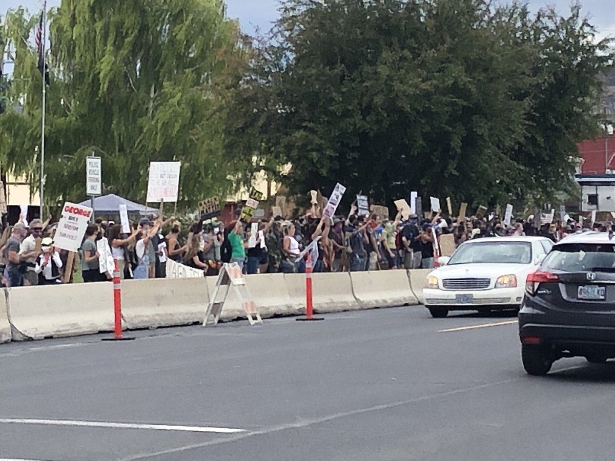 TysonKTVZ's tweet photo. Concrete barriers have been added on both sides of the road at the Prineville BLM protests ⁦@KTVZ⁩ https://t.co/ugqKoN7fbL