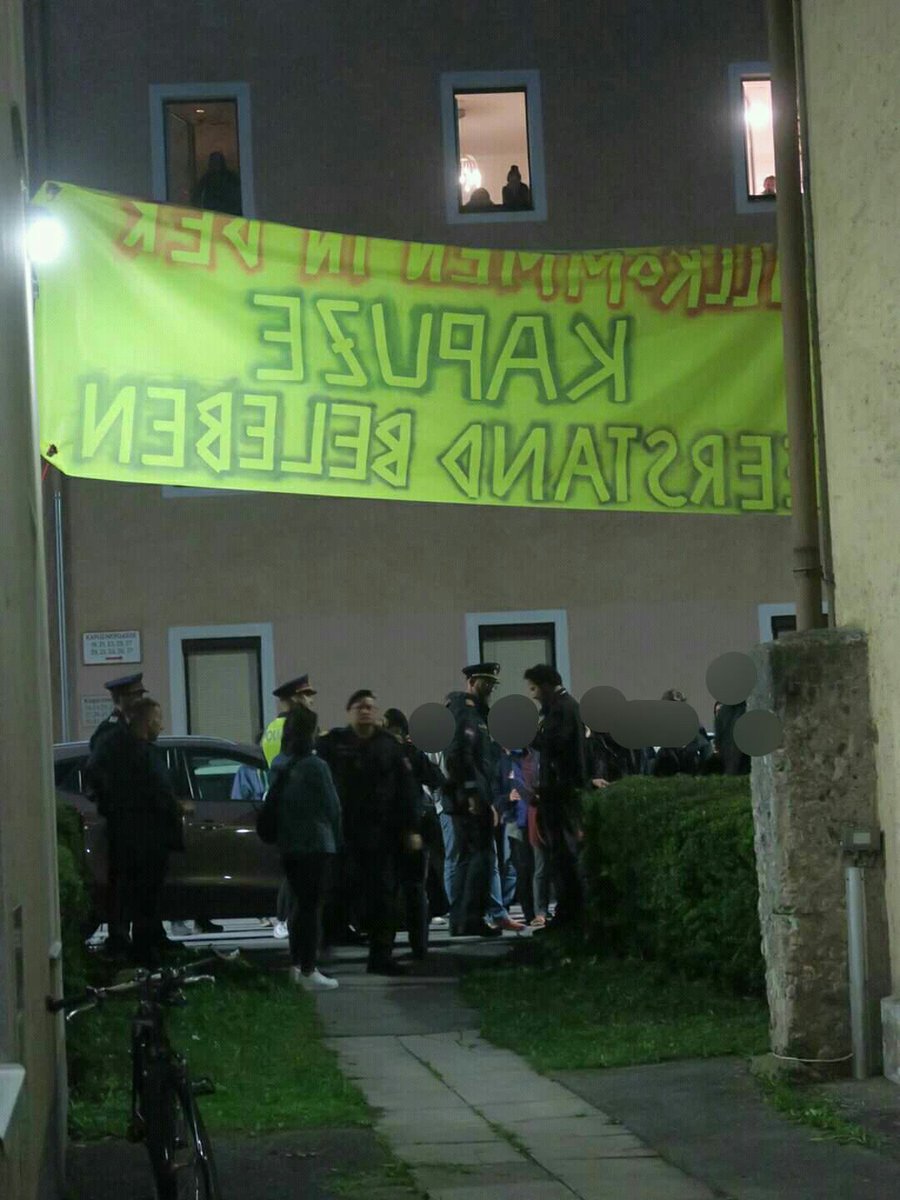 Für heute wurde die Räumung der #kapuze erfolgreich verhindert. Viele solidarische Menschen sind vors Haus gekommen um die Besetzung zu unterstützen! Morgen gibt es ein Gartenfest ab 11 Uhr! Kommt vorbei! <a href="/Kapuze2/">Kapuze</a> 
#besetzen #Innsbruck