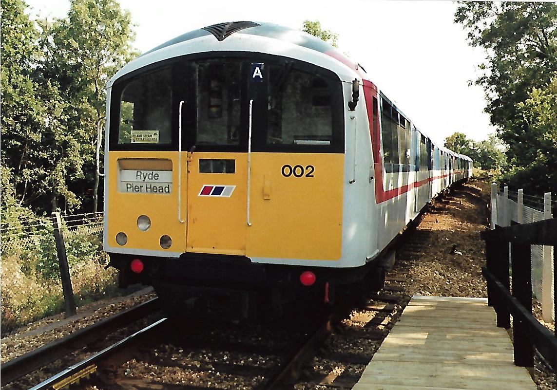 SalopianLyne's tweet photo. Smallbrook Junction Railway station on the Isle of White opened in 1991 to interchange with the Heritage steam railway. British Rail Class 483 EMU set 002 leads a Ryde Pier Head service at the new station 26/8/91. #BritishRail #IsleofWight #trainspotting #Class483 #Smallbrook π€ https://t.co/SelJsoQg8c