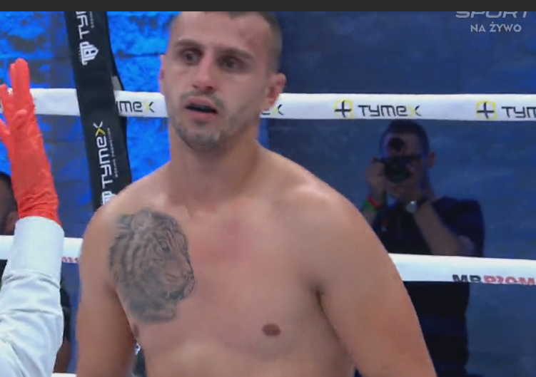 BrygadzistaKazu's tweet photo. Kiedy wciągnąłeś za dużo kokainy i krzywo ci weszło #MBBoxingNight7 https://t.co/XQWgbnE8VL