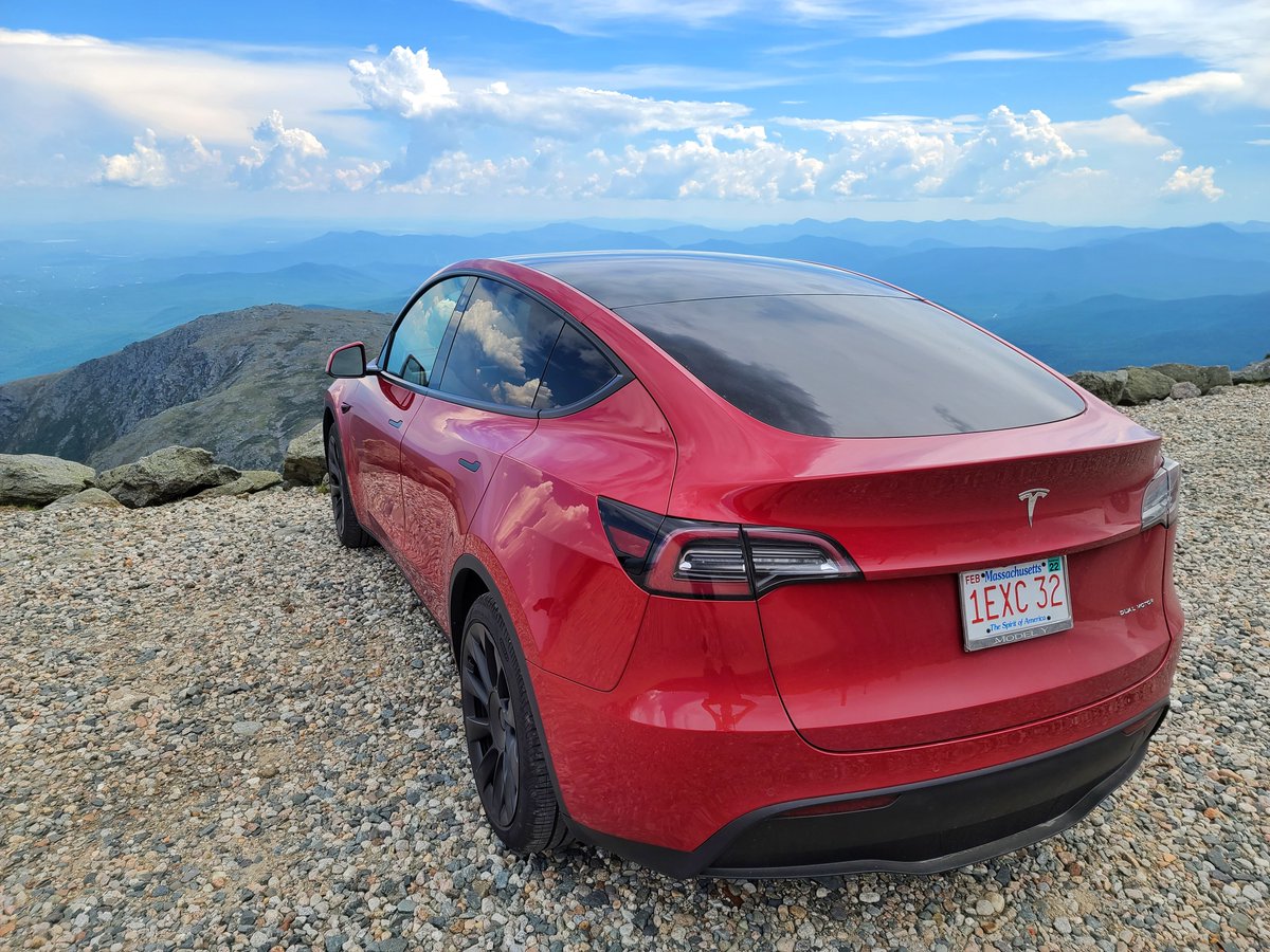 afalk's tweet photo. Took the Tesla Model Y up the Mt. Washington @theautoroad  today - so much fun to drive! Seeing all the other cars struggling with motor breaking on the way down LOL #tesla #mtwashington #nh #whitemountains #autoroad #winteriscoming #modely #teslamodely @Tesla @elonmusk https://t.co/ObsDuummbQ