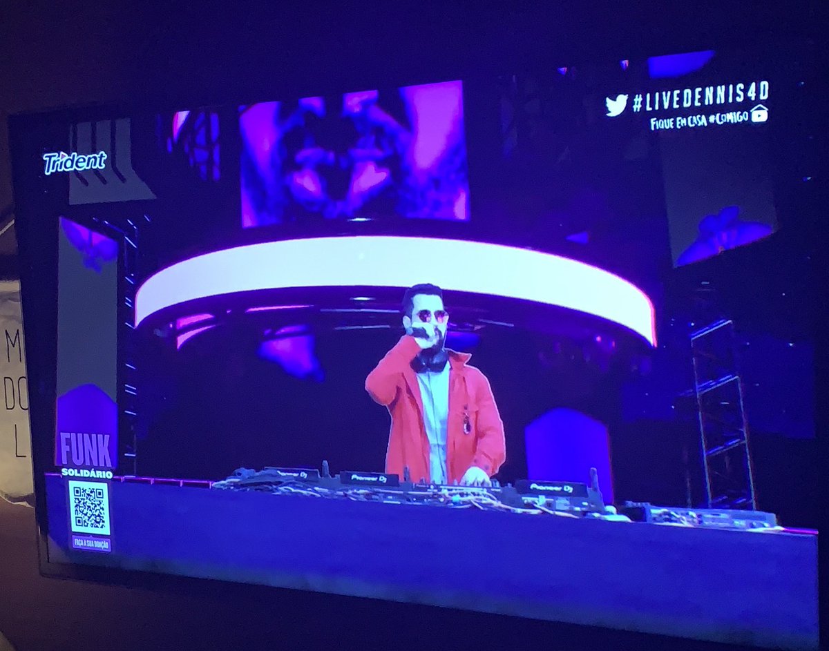 FlavinhaBerti's tweet photo. E seguimos no esquenta por aqui! #LiveDennis4D https://t.co/vZogu3Ahwb
