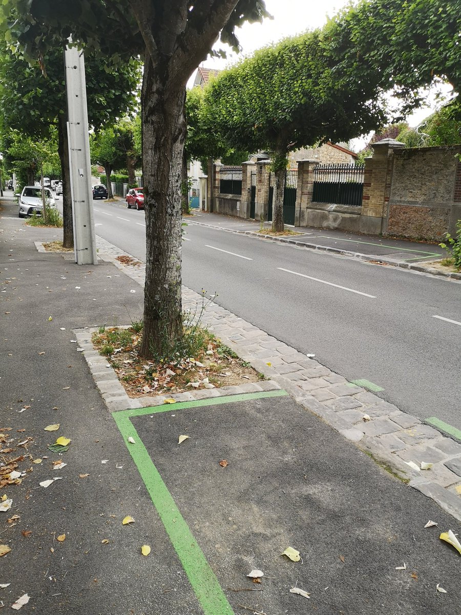 pamurat's tweet photo. Amateurisme ou incompétence des élus en charge des travaux de voirie à #Rambouillet ??? Voilà 2 rues refaites entièrement, mais personne n'a pensé à coordonner le passage de fourreaux pour enfouir les réseaux électriques.... Bah du coup il faudra tout casser le jour où.... https://t.co/pYFxjrCNiy