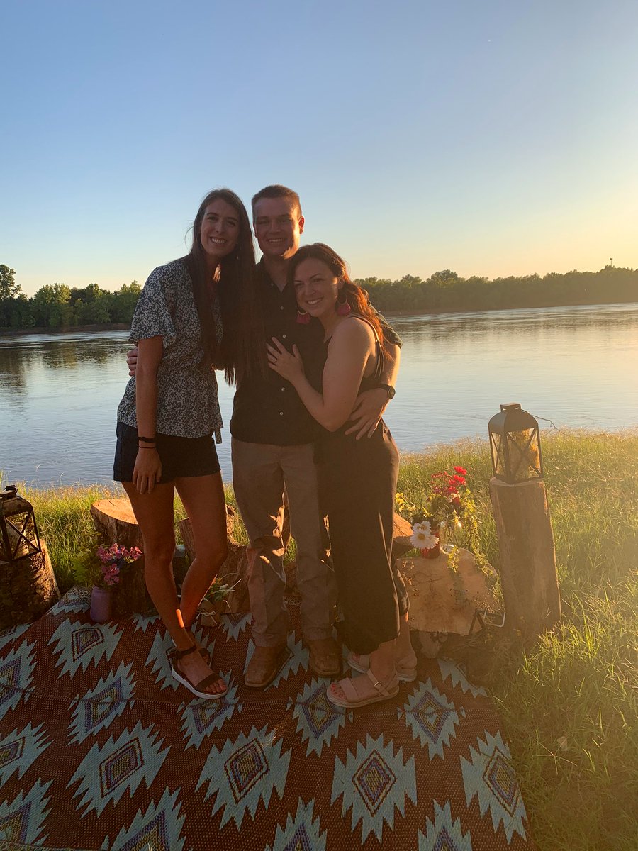 DalaneGuidry's tweet photo. Forgot to share with the twitter world that my best friend is engaged!!!!! Last weekend was perfect and I’m so EXCITED for Andrew and Erin!! 🤩😊🥰😍 https://t.co/bFLgeMswwO
