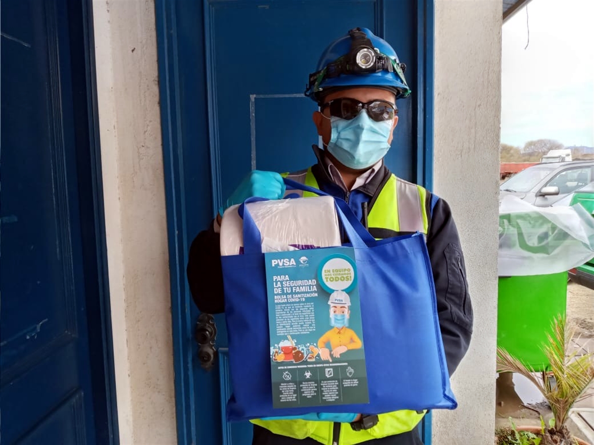 mundomaritimo's tweet photo. Puerto Ventanas entrega packs de desinfección a familias de sus trabajadores y de empresa de muellaje #Agmac #PuertoVentanas https://t.co/Vy4Hm9xL9w https://t.co/lVtfga994f