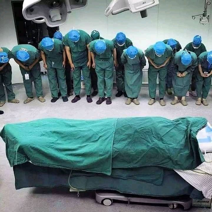 DoctorMime's tweet photo. Para vos que decis que no existe COVID 19, que es un invento de los medicos y la prensa, esta foto desgarradora de los medicos del Hospital Perrando de Resistencia despidiendo a su Jefe de UTI de 53 años. 

Anda ahora a farrear y no tomes las medidas...

https://t.co/mlldQ6foSu https://t.co/XG4tZGCIwy