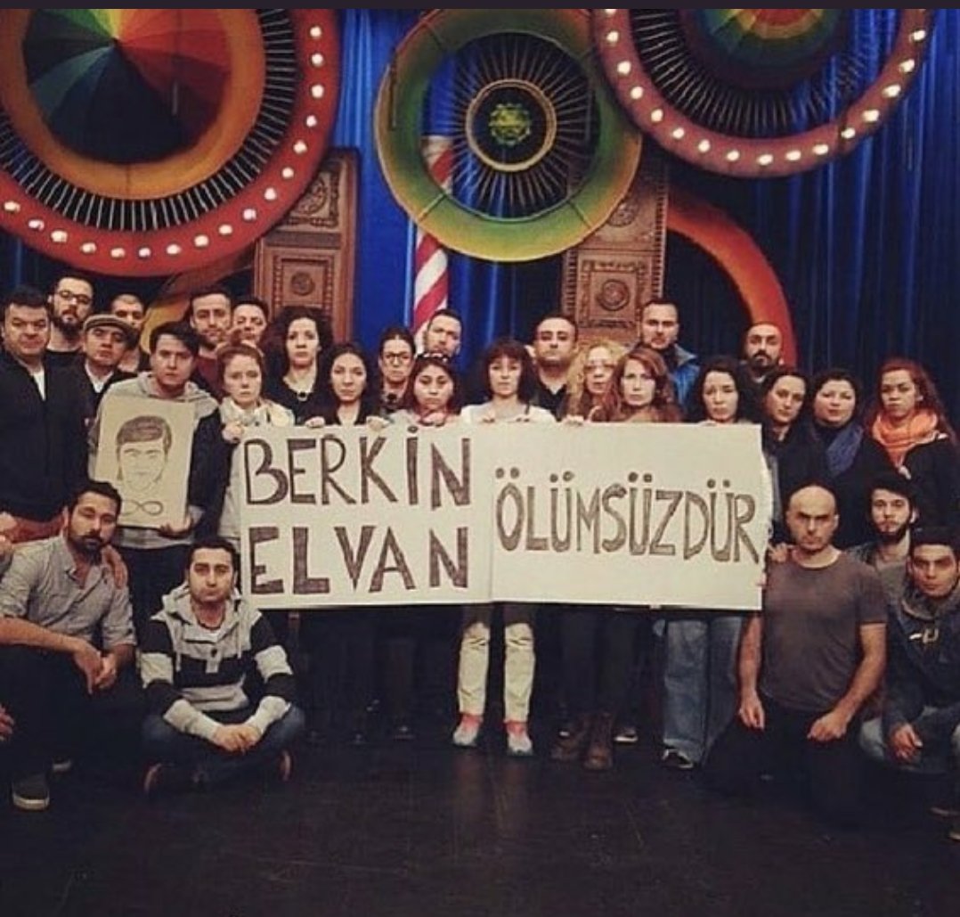 Şimdi kim ölümsüz elinde taşla polisi taslayan mi yoksa masum korunmasızca evinde şehit edilen mi
#guelduerguelduerizlemiyoruz 
Yazıklar olsun