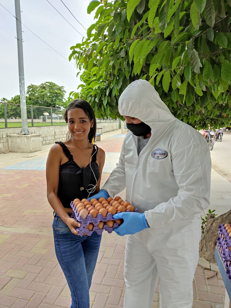 sena_magdalena's tweet photo. Seguimos ayudando a los aprendices más vulnerables de la Regional Magdalena, entregando la producción de huevos del CAAG, así contribuimos a mitigar un poco las dificultades ocasionadas por la pandemia. @EstradaCarlosM @SENAComunica https://t.co/Ze9z4SLSPR