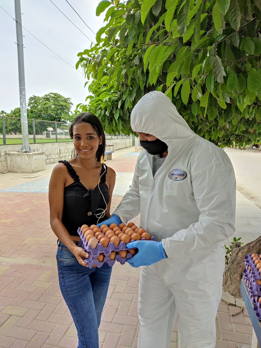 sena_magdalena's tweet photo. Seguimos ayudando a los aprendices más vulnerables de la Regional Magdalena, entregando la producción de huevos del CAAG, así contribuimos a mitigar un poco las dificultades ocasionadas por la pandemia. @EstradaCarlosM @SENAComunica https://t.co/Ze9z4SLSPR