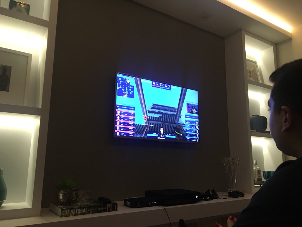 maciel_carol's tweet photo. Sabadão e meu namorado faz eu assistir esse negócio com ele, na minha própria casa e com meu próprio irmão. Namoradas trocas por CS me add 🙃 https://t.co/XYmBjDZgGi