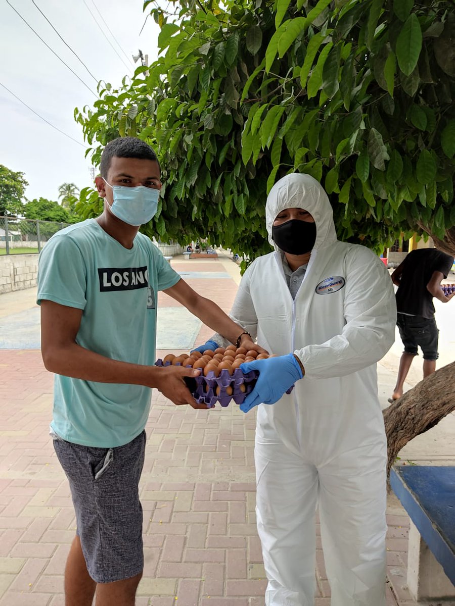 victorarmentah's tweet photo. Seguimos ayudando a los aprendices más vulnerables de la Regional Magdalena, entregando la producción de huevos del CAAG, así contribuimos a mitigar un poco las dificultades ocasionadas por la pandemia. @EstradaCarlosM @SENAComunica https://t.co/JlzMKxfXd9