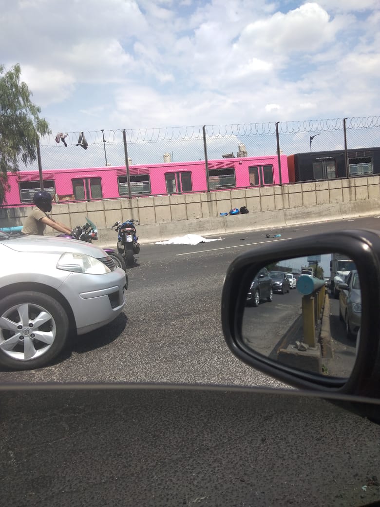 CI_CDMX's tweet photo. #EstaTarde | #Muere motociclista al #Derraparse sobre la #Av608 a la altura de la Av. #FranciscoMorazán, Col. #VillaDeAragón, @TuAlcaldiaGAM.
Elementos de la #SSC_CDMX reguardó la zona, mientras los Servicios Periciales laboraron en el retiro del cuerpo.
Descanse en paz. https://t.co/L3eI1LEKks