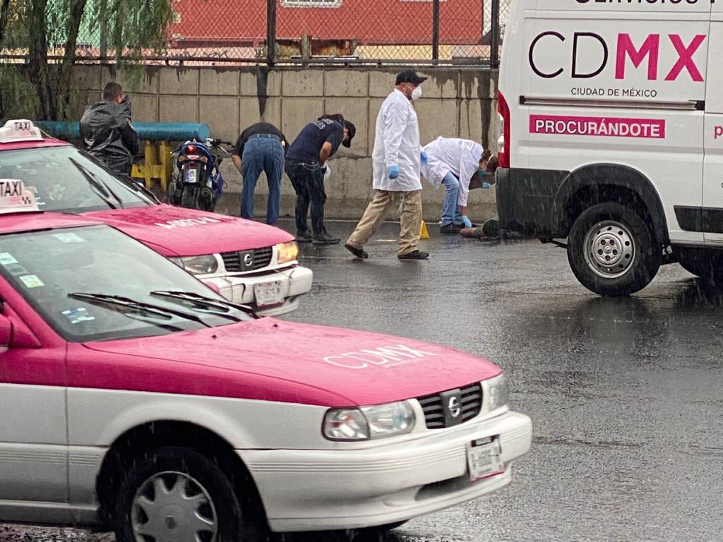 CI_CDMX's tweet photo. #EstaTarde | #Muere motociclista al #Derraparse sobre la #Av608 a la altura de la Av. #FranciscoMorazán, Col. #VillaDeAragón, @TuAlcaldiaGAM.
Elementos de la #SSC_CDMX reguardó la zona, mientras los Servicios Periciales laboraron en el retiro del cuerpo.
Descanse en paz. https://t.co/L3eI1LEKks
