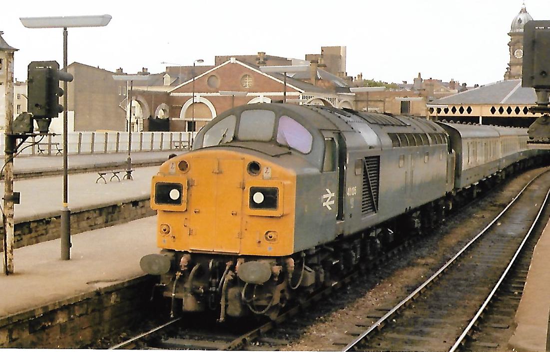 SalopianLyne's tweet photo. Scarborough Station 8/5/82. British Rail Class 40 EE Type 4 diesel loco 40135 awaits departure. Cross-eyed marker lights in the Split Headcode boxes &amp; shining BR Blue livery. Preserved on @eastlancsrly #Class40 #Scarborough #trainspotting #BritishRail #diesels #BRBlue 🤓 https://t.co/UkytaCtzuM