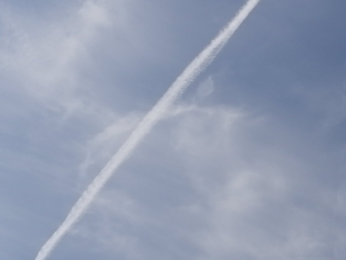 Angine5's tweet image. LOOK UP #Poisons #Sicness they poisoning us! #Chemtrails #HAARP #Genocide #BillGates #NATO #DavidKeith #DEA #NASA canisters into the atmosphere filled with deadly chemicals!Stratospheric aerosol injections 10 billion a year costs,they pledged on our heads! youtu.be/rI2OGALLTT0