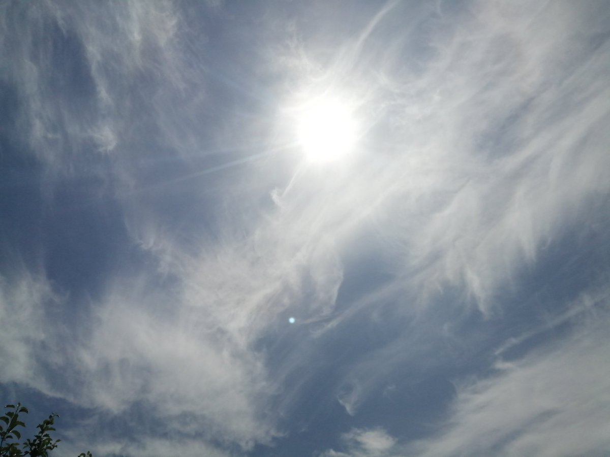 Angine5's tweet image. LOOK UP #Poisons #Sicness they poisoning us! #Chemtrails #HAARP #Genocide #BillGates #NATO #DavidKeith #DEA #NASA canisters into the atmosphere filled with deadly chemicals!Stratospheric aerosol injections 10 billion a year costs,they pledged on our heads! youtu.be/rI2OGALLTT0