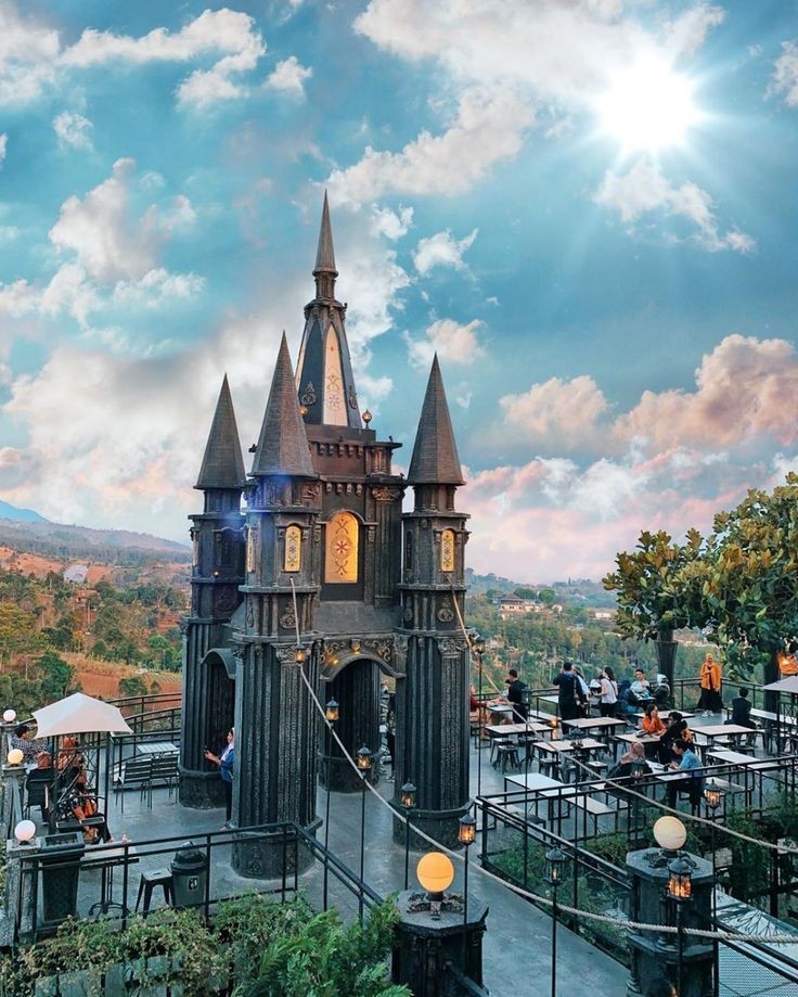 10. Puncak Ciumbuleuit (Punclut)Adalah salah satu tempat romantis di Bandung untuk bersantai sambil menikmati jajanan khas Bandung dan jg menikmati landscape indahnya pemandangan kota Bandung. Jam operasional dari pukul 08.00-24.00 WIB