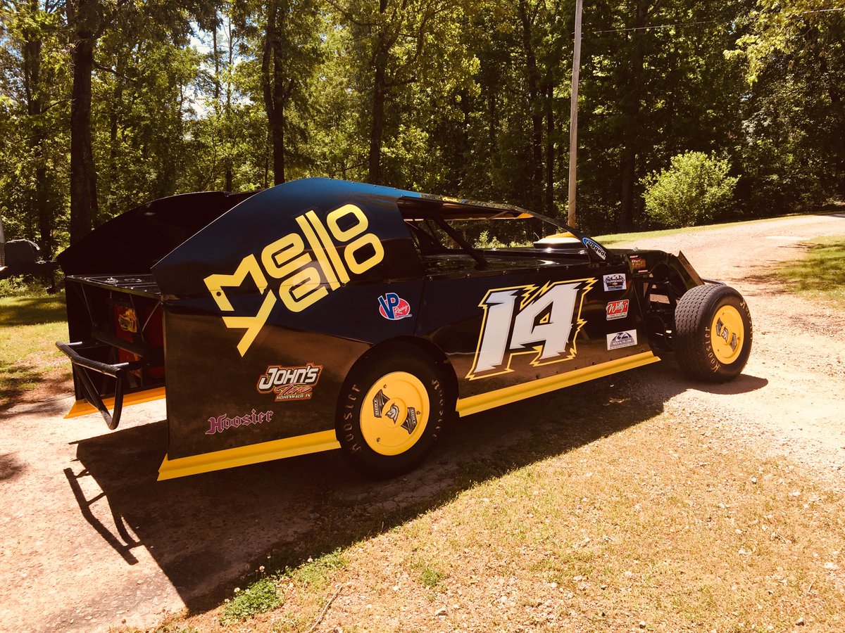 dirtrackchick's tweet photo. Gonna give it a left slide try tonight @clarksvillespd #openwheelmodified #mellowyellow #umpracing #dirttrackracing https://t.co/fdggxVSyCX