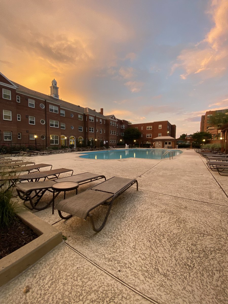 Хотхон бүр ийм бассейнтай болоосой. Зун нь бассейн, өвөл нь коток.