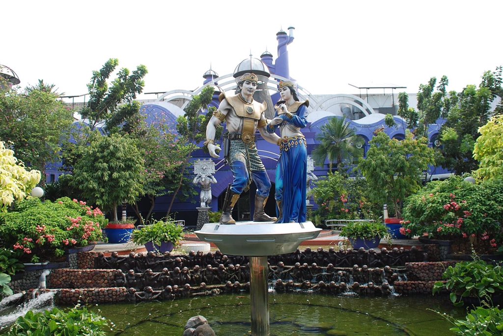 Facade gedung bekas wahana Rama Sinta di Dufan dan patungnya masih ada ga sih?Denger-denger dari temen udah diganti sama wahana Ice Age. Kalo sampe iya, gue kecewa banget sih. This ride was iconic.