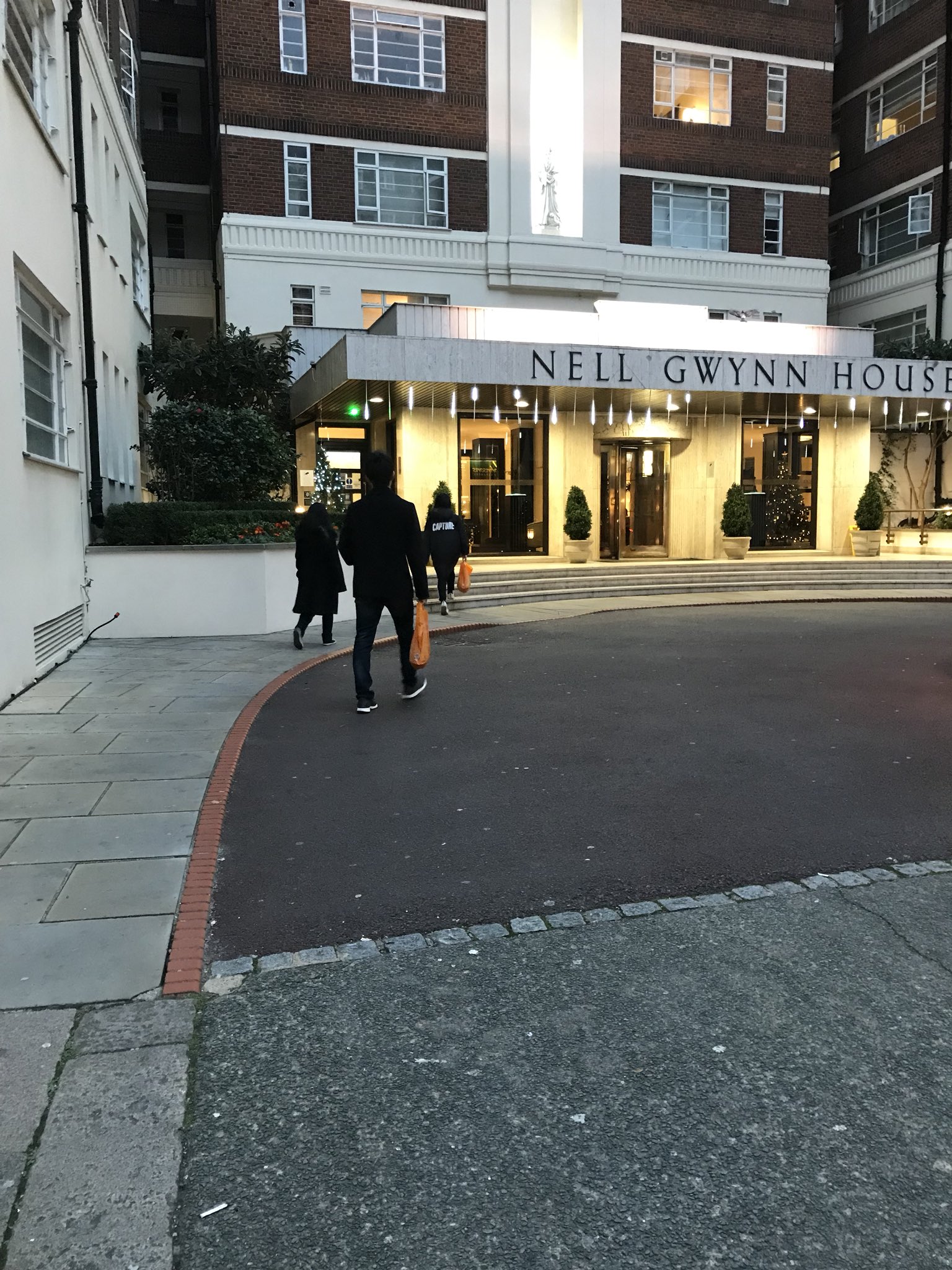 Kinta Mayu38honey やはりサウスケンジントン辺りでしたか ロンドン での定宿アールズコートのpremierinn近くの雰囲気に似ていたのでもしや と思いました この辺りは治安も良いし大好きな場所です T Co Rajy2r92pw Twitter