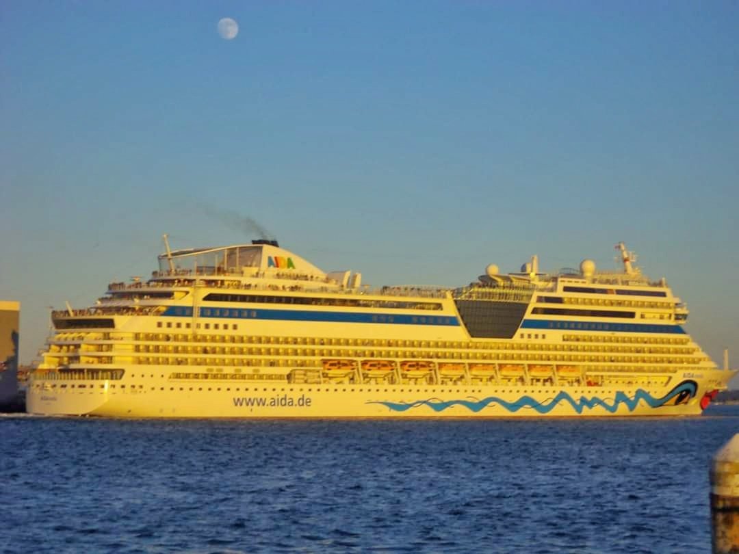 nauticallyspeak's tweet photo. OnThisDay - 21st June 2013: We went down to Town Quay in Southampton to witness the departure of @CarnivalPLC @aida_de #AIDAstella. Here she is moving away from Berth 46 and passing the pleasure steamship @Shieldhall
#AIDAcruises #SphinxClass #Kreuzfahrtschiff #Cruisemarsh https://t.co/z3iM1lznnH