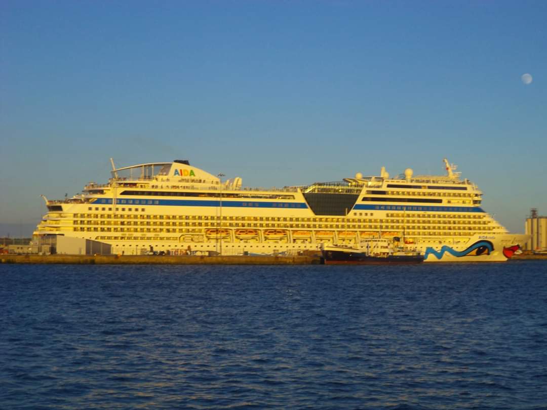 nauticallyspeak's tweet photo. OnThisDay - 21st June 2013: We went down to Town Quay in Southampton to witness the departure of @CarnivalPLC @aida_de #AIDAstella. Here she is moving away from Berth 46 and passing the pleasure steamship @Shieldhall
#AIDAcruises #SphinxClass #Kreuzfahrtschiff #Cruisemarsh https://t.co/z3iM1lznnH