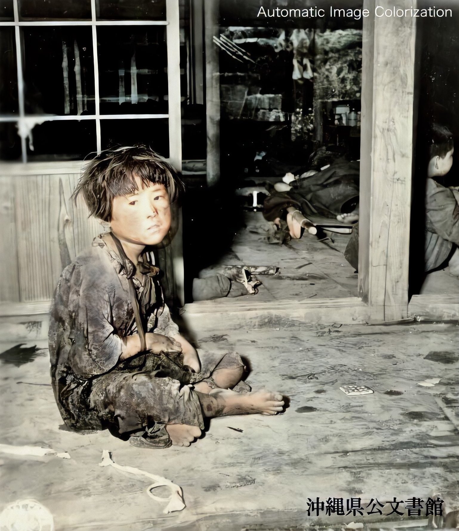 ホリーニョ 75年前の今日 1945年6月21日 米軍医による傷の手当を待つ少女 沖縄本島南部にて 白黒写真を 人工知能 手動補正でカラー化しました ホリーニョ 75年前の今日 1945年6月21日 米軍医による傷の手当を待つ少女 沖縄本島南部にて 白黒写真を 人工知能 手動補正でカラー化しました