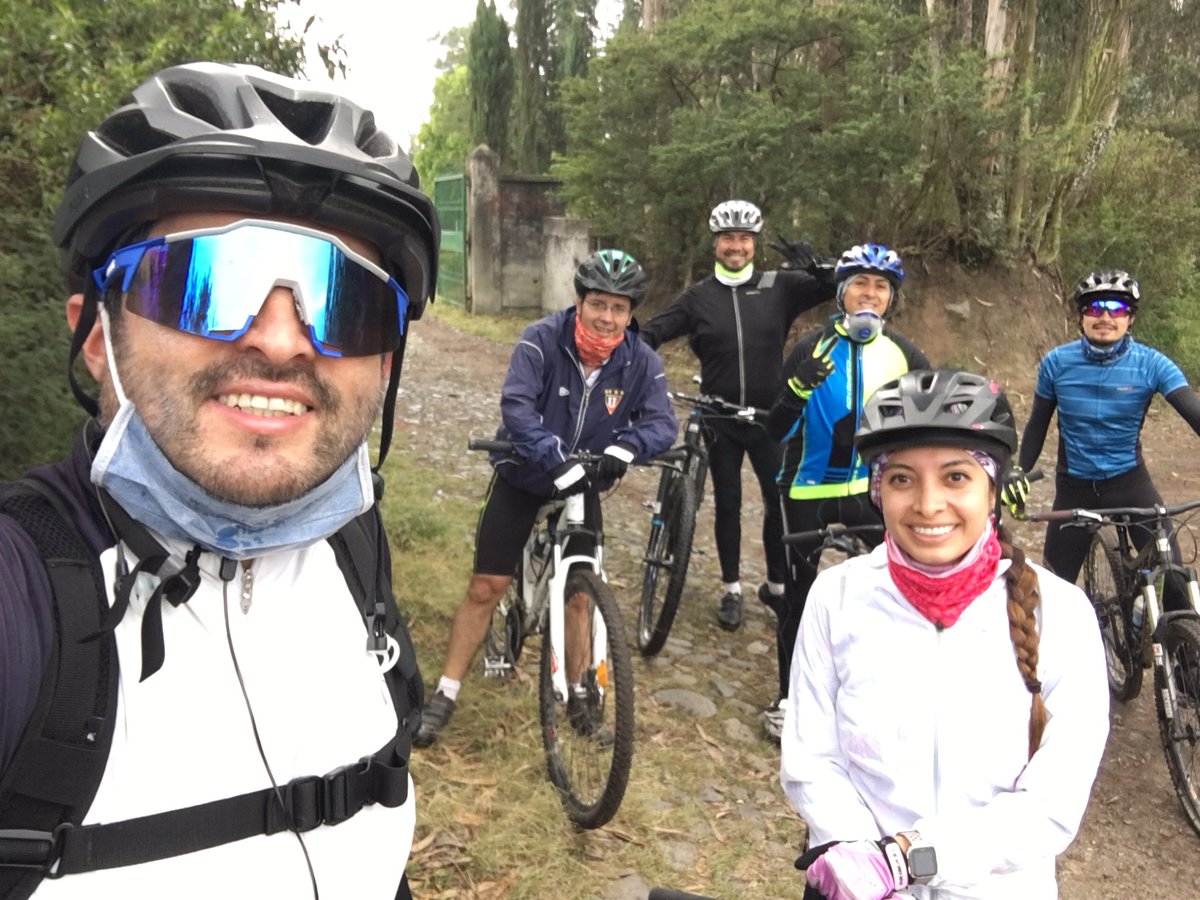 alejosaenz81's tweet photo. Pedaleando 🚴‍♀️ y recorriendo nuevamente los senderos de #Quito después de haber entrenado dentro de casa 🏡 y el reencuentro con los amigos tomando las medidas de seguridad #Aventura #Cicla #Cikla @angie_pmp https://t.co/SjJWs6e03l