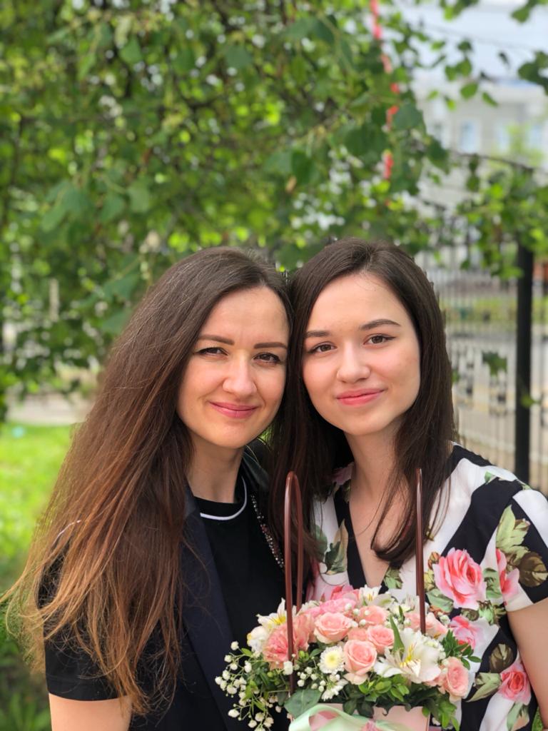 Юлька получила аттестат.