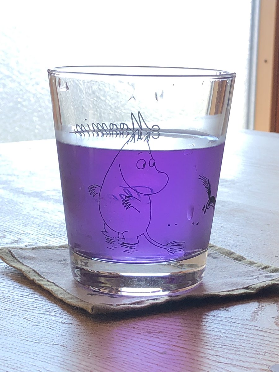 「アシさんが水出ししたバタフライピーのお茶。
→レモン入れると色が変わる。実験みた」|波津彬子のイラスト