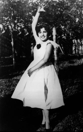 DondeEstanCL's tweet photo. #DetenidosDesaparecidos🌹
¿Dónde está Clara Luz Rubilar Ocampo?

25 años, soltera, estudiante, militante PS. Detenida en marzo de 1976 en Santiago junto a otros compañeros socialistas como Exequiel Ponce Vicencio, Carlos Lorca Tobar, por agentes de la DINA.

¡Ni perdón ni olvido! https://t.co/iLebX0IbIY